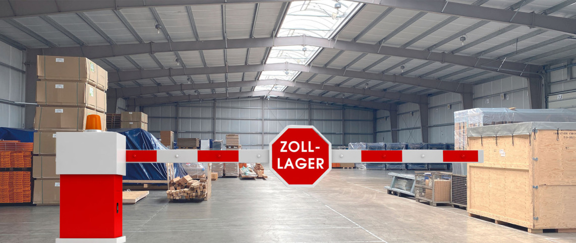 You look into a huge part of a newly built warehouse, which is separated from the viewer by a red/white barrier. In this area you see several goods, all packed. The STOP sign on the barrier does not say STOP, but ZOLL-LAGER.