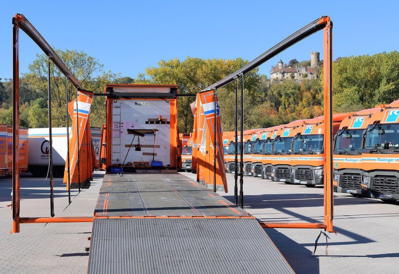 You can see an assortment of general cargo, respectively groupage. Everything is packed in cartons or in foil. There are about ten units.