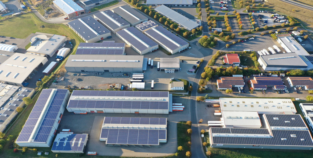 On an aerial photo you can see a complex with 13 storage warehouses, all equipped with photovoltaics. On the far left and far right you can see the facilities of other companies.