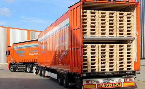 Between two rows of trucks stands a tarpaulin low loader, which you look at from the back. All tarpaulins are open, so that only the skeleton, the linkage is left. At the back, you can drive up on a full back wall.
